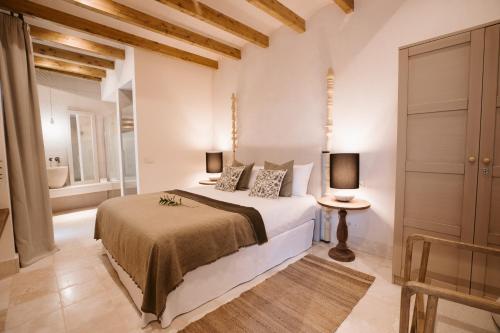 Standard Double Room image 6