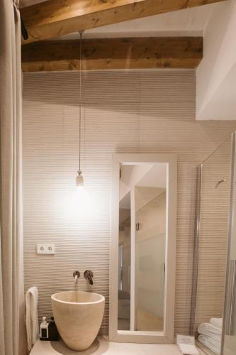 Standard Double Room image 9