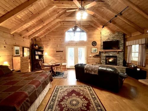 Romantic Laurel Wood Home with Private Hot Tub in Tellico Plains, USA
