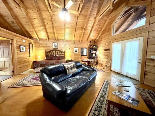 Romantic Laurel Wood Home with Private Hot Tub in Tellico Plains, USA