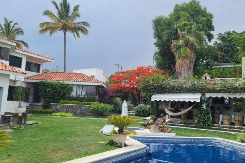 Casa con jardín, alberca y jacuzzi