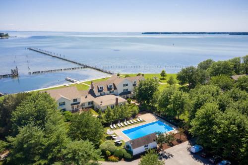 . 25 Bedrooms - Retreat Center Waterfront Renovated