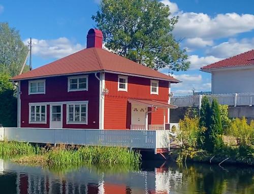 Lovely Waterfront Cottage near Karlshamn - Asarum