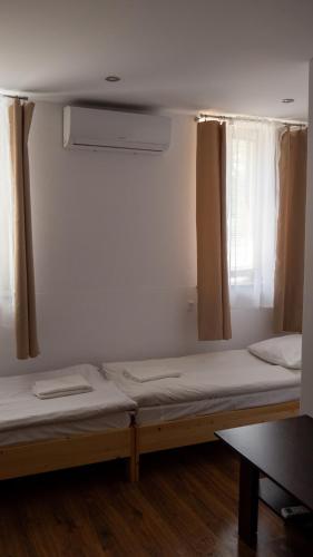 3 twin beds