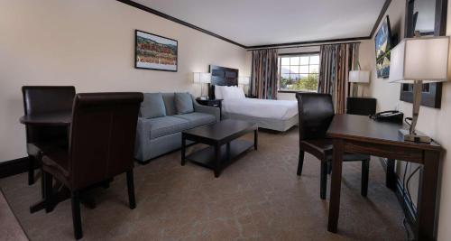 Queen Suite with Sofa Bed and Kitchenette