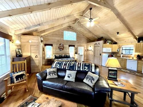 Crazy Bear - Motorcycle Friendly Home with Hot Tub and Grill in Tellico Plains