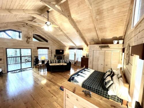 Crazy Bear - Motorcycle Friendly Home with Hot Tub and Grill in Tellico Plains