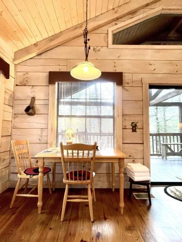 Crazy Bear - Motorcycle Friendly Home with Hot Tub and Grill in Tellico Plains