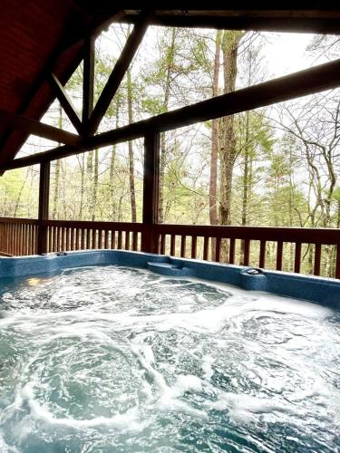 Crazy Bear - Motorcycle Friendly Home with Hot Tub and Grill in Tellico Plains