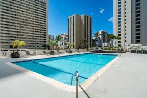 Deluxe Condo Near Waikiki Beach - Free Parking