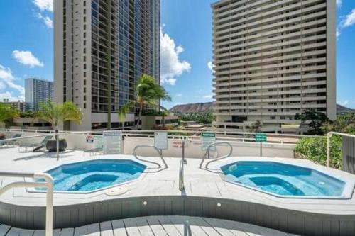 Deluxe Condo Near Waikiki Beach - Free Parking