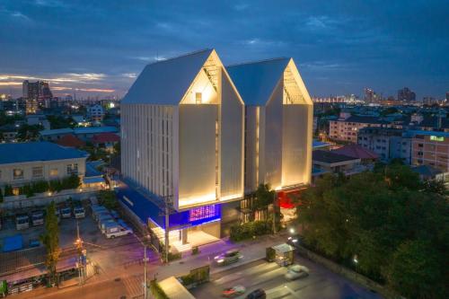 Blue Hippo & Red Crocodile Hotel