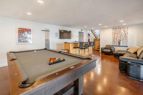 Lakefront Sunsets Hot Tub Pool Table Kayaks