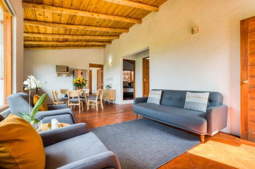 Beautiful & Warm Cabin with Lakeview 3BR 2 5BA in Valle de Bravo, Mexico