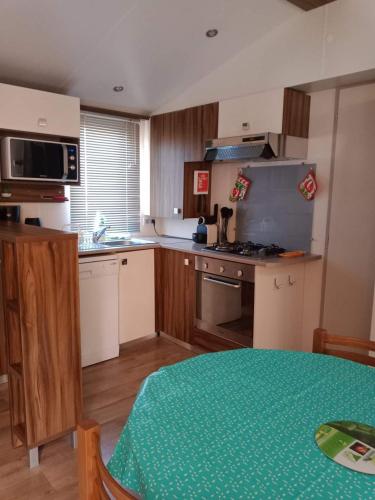 Kitchen, Mobilhome beaux volumes ES40 in Cais