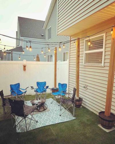 Cheerful 3 bedroom home w/ private garage parking!