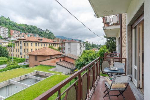 Lovely & Quiet Apartment - with Balcony & Parking