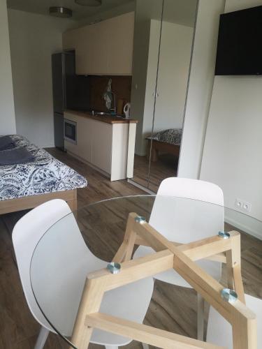 1 queen bed, 1 sofa bed