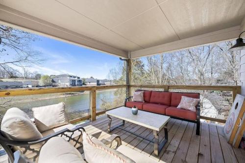 The Fox Den 4BR/3BA- Near HWY 12 Bridge-Lakefront in Rogers, USA