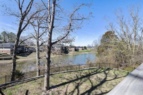 The Fox Den 4BR/3BA- Near HWY 12 Bridge-Lakefront in Rogers, USA
