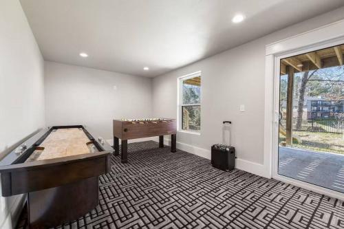 The Fox Den 4BR/3BA- Near HWY 12 Bridge-Lakefront in Rogers, USA