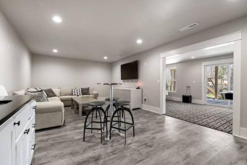 The Fox Den 4BR/3BA- Near HWY 12 Bridge-Lakefront in Rogers, USA