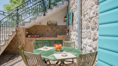 Villa Toscana with a pool in Milovici