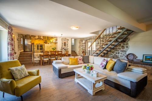 Villa Toscana with a pool in Milovici