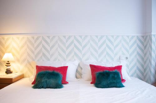 2 bedrooms, 5 beds