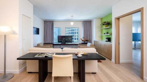 Junior King Suite with City View image 3