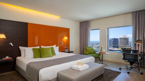 Junior King Suite with City View image 2