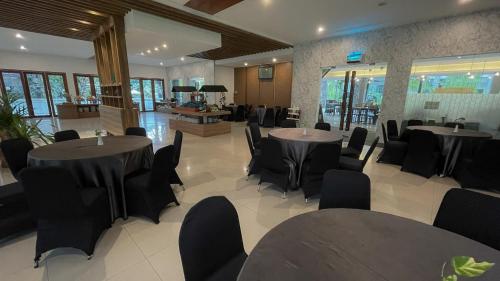 Restaurant, LPP GARDEN HOTEL in Depok