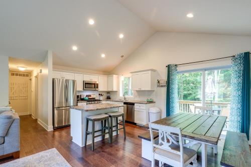 Serene Pentwater Getaway with Yard Near Lakes in Pentwater, USA