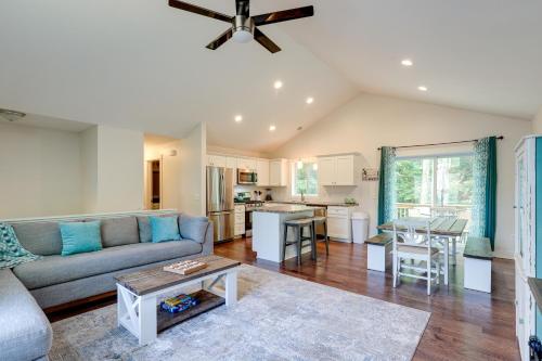 Serene Pentwater Getaway with Yard Near Lakes in Pentwater, USA