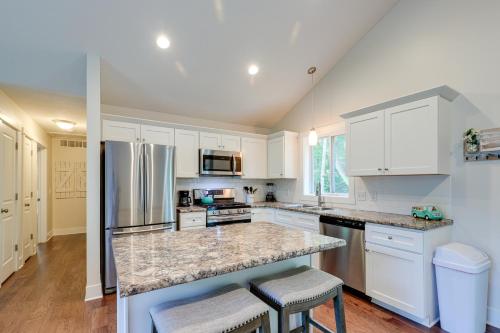 Serene Pentwater Getaway with Yard Near Lakes in Pentwater, USA