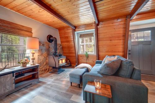 Cozy Nevada City Cabin Deck, Game Room, Fire Pit in Nevada City, Vereinigte Staaten von Amerika