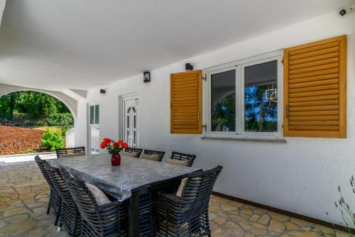 Four-Bedroom Holiday Home image 6