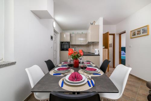 Four-Bedroom Holiday Home image 9