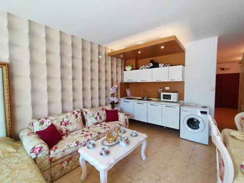 Dom-El Real Apartments in Sea View Complex, 