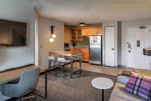 B&B Anchorage - Residence Inn by Marriott Anchorage Midtown - Bed and Breakfast Anchorage