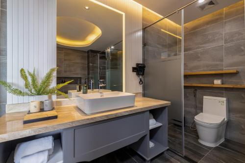 471329615 Chi House Danang Hotel and Apartment