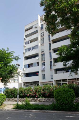 Modern 2-Bed Apt, Late check in available