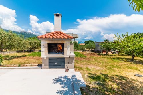 Holiday house Kristina with jacuzzi pool only for you