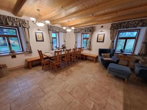 Shared lounge/TV area, Chalupa Zatyni - cely objekt in Duba