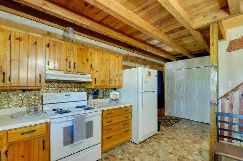 Porch and Fire Pit Family-Friendly Afton Cabin! in กรีนเนวิลล์