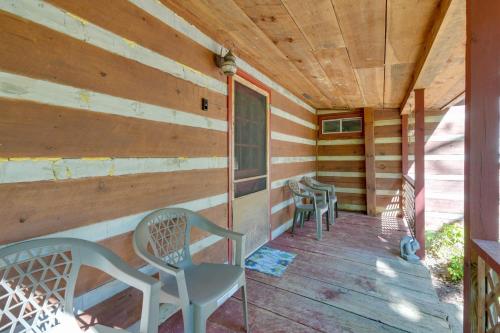 Porch and Fire Pit Family-Friendly Afton Cabin! in กรีนเนวิลล์