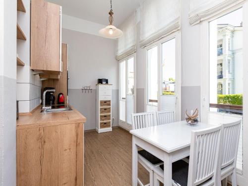 Two-Bedroom Apartment with Shower  image 9