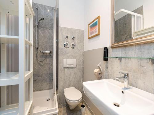 Two-Bedroom Apartment with Shower  image 3