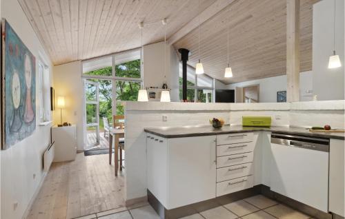 кухня, Stunning Home In Hadsund With 3 Bedrooms, Sauna And Wifi in Hadsund