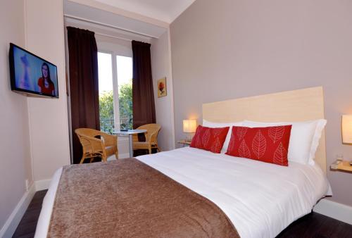 Hotel Select Set in a prime location of Beaulieu-sur-Mer, Hotel Select puts everything the city has to offer just outside your doorstep. Both business travelers and tourists can enjoy the hotels facilities and se